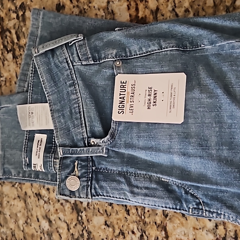 Levis signature new with tags distressed jeans. Size 2s